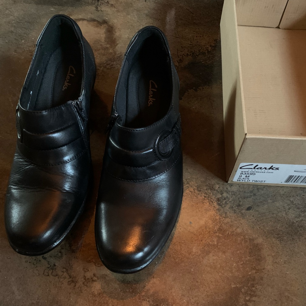 Clarks black size 9 “wyld twist” short heel slip on shoes